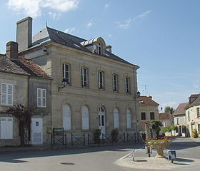 Mairie sur la place principale de Saint-Léonard.