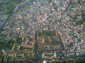 Vue aérienne du centre historique avec la grande mosquée au premier plan.