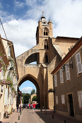 Une rue de Mirande, et l'église Sainte-Marie.
