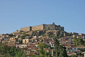 Le village et la forteresse