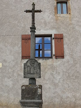 Montigny lès Vesoul croix devant l'église.JPG
