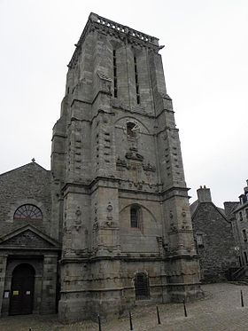 Tour et façade occidentale de l'église Saint-Mathieu.