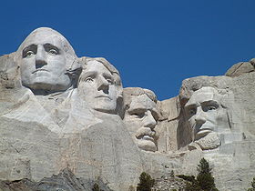 De gauche à droite : effigies des présidents George Washington, Thomas Jefferson, Theodore Roosevelt et Abraham Lincoln