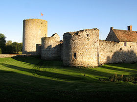 Le château de Nesles, vu du côté du fossé "sec".