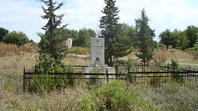 Le monument aux morts lors du massacre des habitants.
