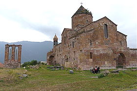 L'église et les stèles.
