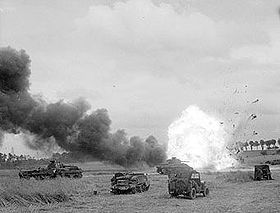 Un camion de munition de la 11e division blindée explose après avoir été touché par un tir de mortier durant l'opération Epsom le 26 juin 1944.