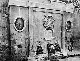 Fontaine espagnole édifiée en 1789. L'écusson portait les armes espagnoles de la ville d'Oran « de gueules au lion d'or passant, chargé d'un soleil rayonnant d'or »[1]