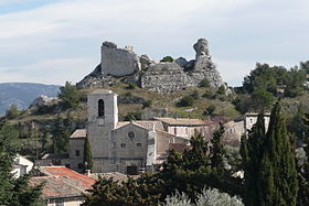 Les ruines du château du duc de Guise dominent la localité. Plus en avant, sur la gauche, se dresse l'église Notre-Dame de l'Assomption