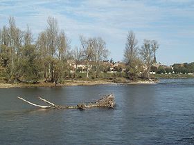 Vue d'Ousson-sur-Loire depuis la rive opposée du fleuve