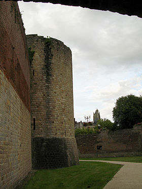 Péronne fossé du château avec vue vers église.jpg