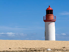 Le sommet du phare de la Cotinière émergeant des dunes.