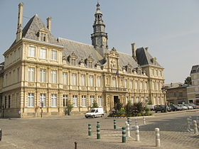 Hôtel de ville vue depuis la rue du Médecin Jacquin, au premier plan la place de l'hôtel de ville, puis la façade et à gauche l'aile Sarrail avec la rue éponyme.