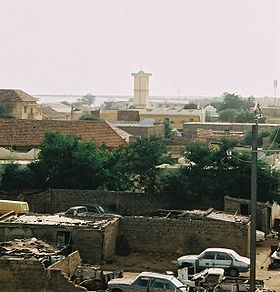 La mosquée avec, à l'arrière-plan, le fleuve Sénégal