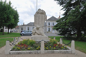 Le monument aux morts et la place de la Mairie