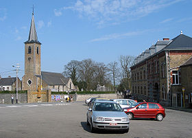 La place du village avec l’église et l’entrée de l’abbaye