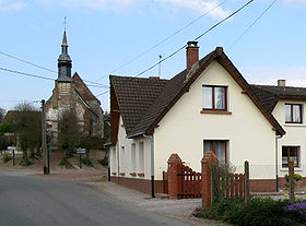 Vue en direction de l'église, édifiée sur une petite hauteur.