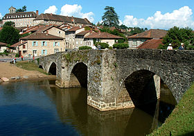 La ville et l'abbaye vues depuis le pont roman