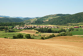 Vue de la commune de Montaigut-le-Blanc avec le village de Saint-Julien en deuxième plan et de Montaigut-le-Blanc dominé par son château sur la butte en arrière-plan