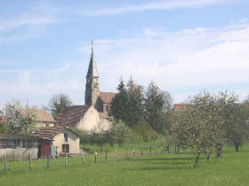 Photo du village de Trétudans et de l'église au fond au centre