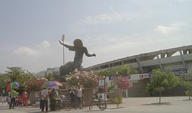 Statue de "El Pibe" Carlos Valderrama devant le stade.