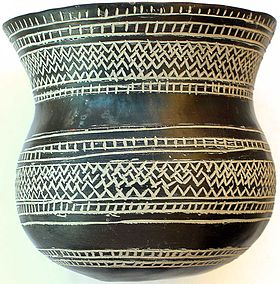 Vase en argile noire, décoré de motifs géométriques incisés rehaussés d'une pâte blanche (Castille, entre 1970 et 1470 av. J. Chr.)