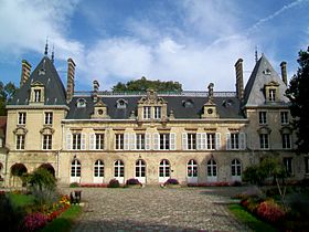Le château d'Aramont de 1635, propriété municipale.
