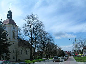 Route principal et église de Vracov.