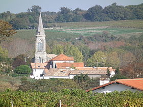 Le village de Barzan vu des vignobles environnants