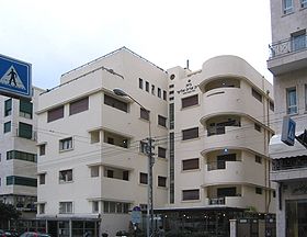 Immeuble blanc dans la rue Ben Yehouda