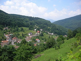 Vue du village entouré de montagnes.