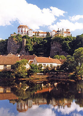 Château de Vranov se reflétant dans les eaux de la Dyje.