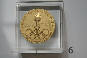 Photographie d'une médaille d'or dans un emplacement transparent.