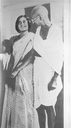 Photographie noir et blanc du Mahatma Gandhi, avec un pagne, et Indira Gandhi, en robe, vers 1930.