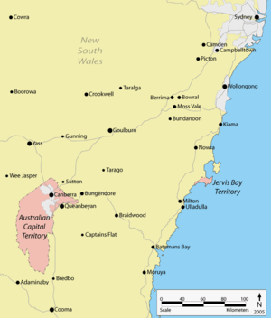 L'ACT est situé approximativement à 250 km au sud-ouest de Sydney, à l'intérieur de la Nouvelle-Galles du Sud. Le territoire de la baie de Jervis est situé à environ 125 km à l'est de l'ACT, sur la côte.