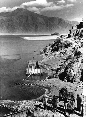 Bundesarchiv Bild 135-S-12-26-02, Tibetexpedition, Ufer, Wartende.jpg