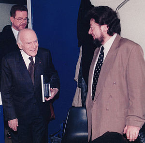 Emmanuel Koch (à droite) rencontrant Yehudi Menuhin (à gauche) sur le plateau de Noms de dieux
