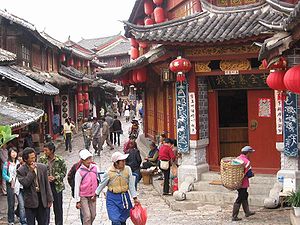 Quartier ancien de Lijiang, enseignes en écriture dongba et sinogrammes