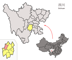 Localisation de la ville d'Emeishan dans sa juridiction (en rose) et la préfecture de Leshan (en jaune)