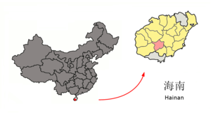 Localisation de la ville de Wuzhishan dans sa juridiction (en rose) et la zone administrée directement par la province (en jaune)