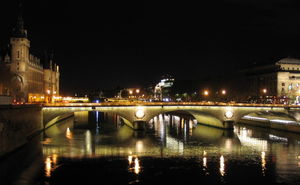 Le Pont au Change de nuit, pris depuis le pont Notre-Dame, à gauche le Palais de Justice, à droite le Châtelet