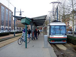 Rame du tramway de Lille stationnée à Roubaix