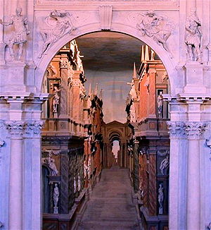 Détail du décor en bois de Vincenzo Scamozzi, visible à travers la porte royale du proscenium.