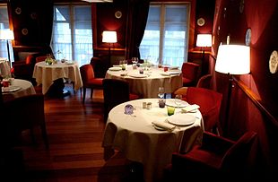 Photographie de la salle à manger du restaurant « Hélène Darroze ».