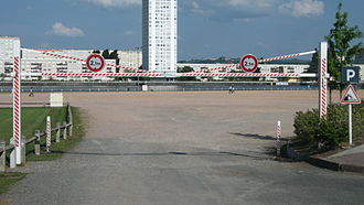 Panneaux de limitation de hauteur installés sur portique avec deux panneaux complémentaires à droite