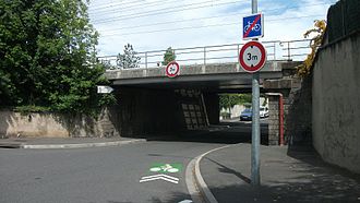 Exemple d’utilisation des panneaux B12 à l’approche d’un passage sous un pont