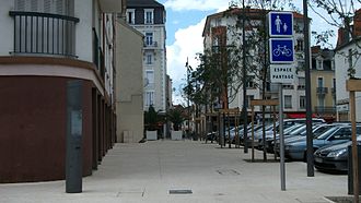 Espace partagé de la nouvelle place Louis-Lasteyras à Vichy signalée par des panneaux