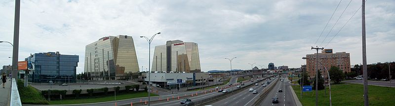 L'autoroute 40 à Montréal vue du boulevard des Galeries-d'Anjou. On aperçoit le mont Royal à l'horizon.