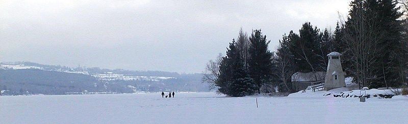 Sainte-Catherine-de-Hatley vue du lac Magog en hiver
