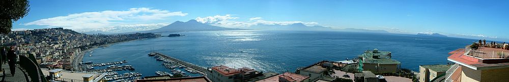 Grande vue sur Naples et le Vésuve.